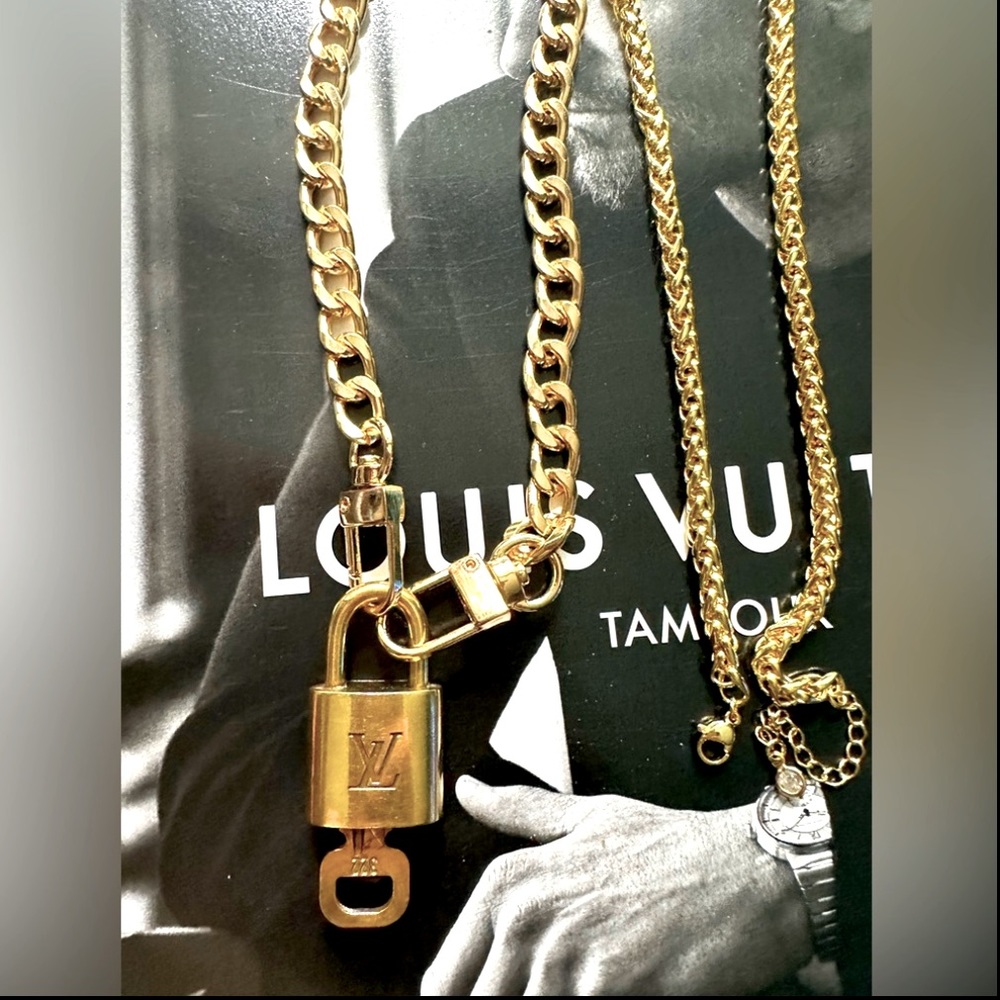 Lv Locker with key 322 nr. With Necklace!
